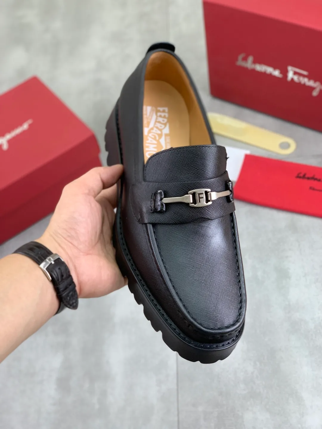 Men's Men's Shoes 💰P480💰[New Style] Water-dyed Niuli 🆘[Salvatore Ferragamo] Ferragamo's latest casual business leather shoes for men! Listed simultaneously! The fabric is made of specially imported original calfskin, and the interior is made of imported water-dyed cowhide. It is absolutely luxurious and leads the fashion trend. Matching code: 38-44 (45 and 46 can be customized) Multiple colors available